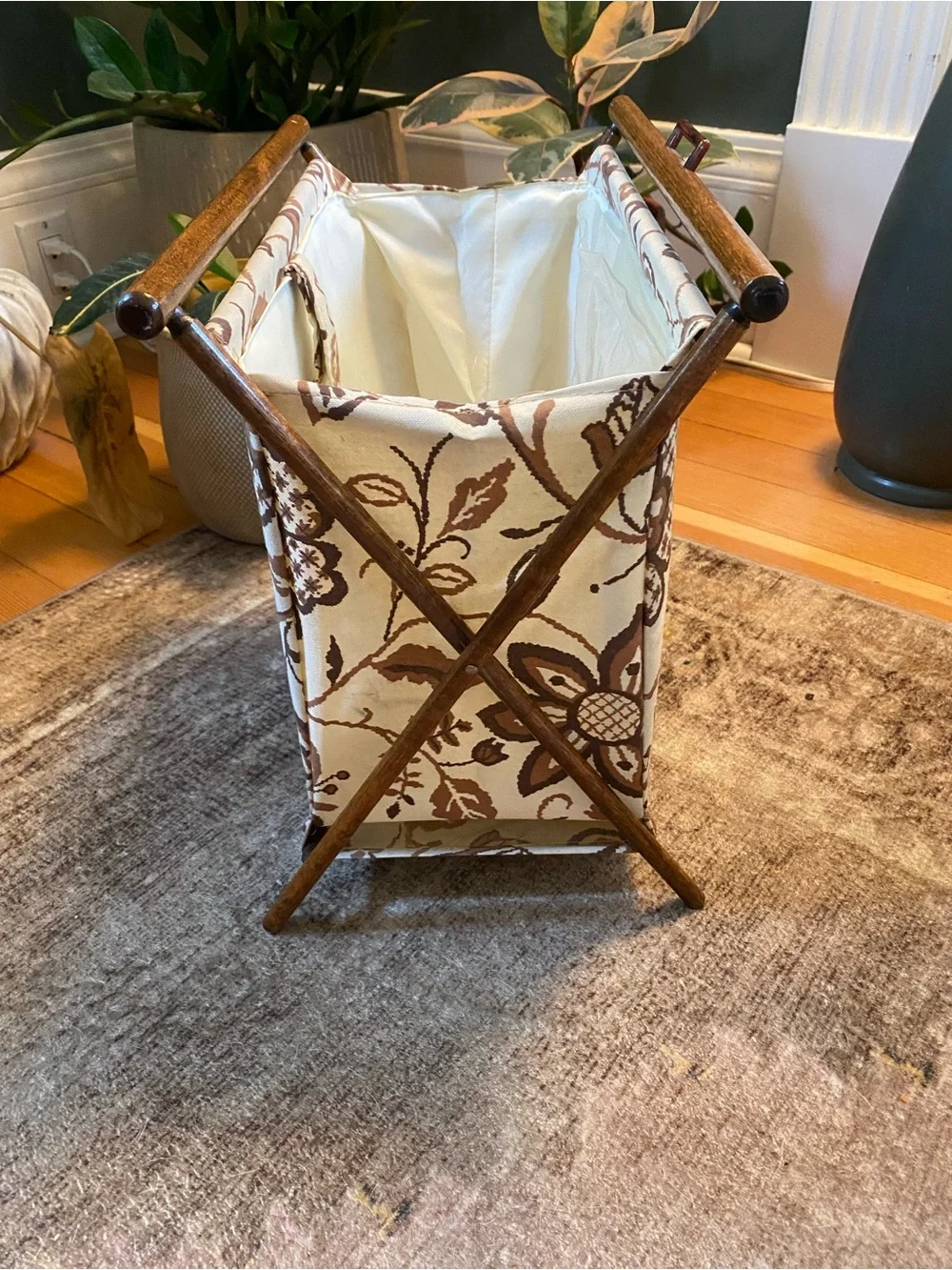 Vintage MCM 1960s Floral Folding Stand up Knit Craft Sew Yarn Basket Holder